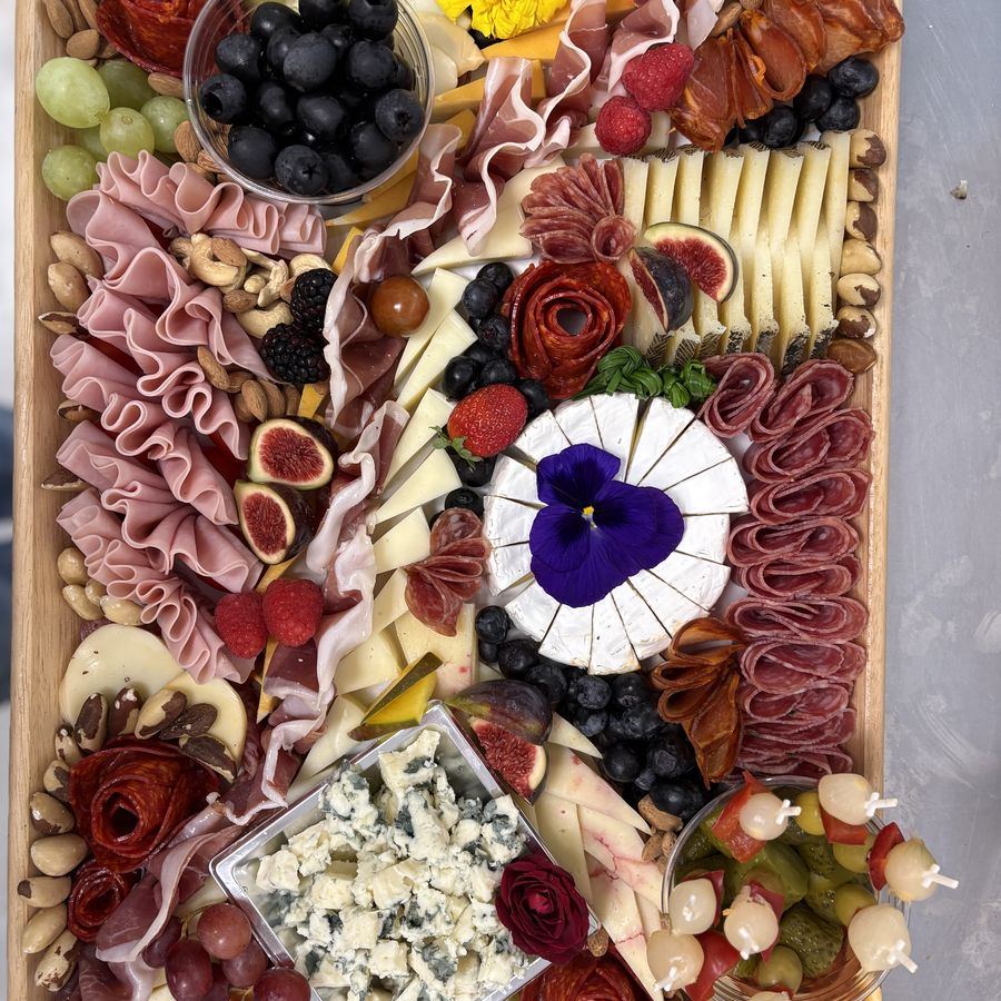 Eine Platte mit Aufschnitt und Käse vom Café Nomad.