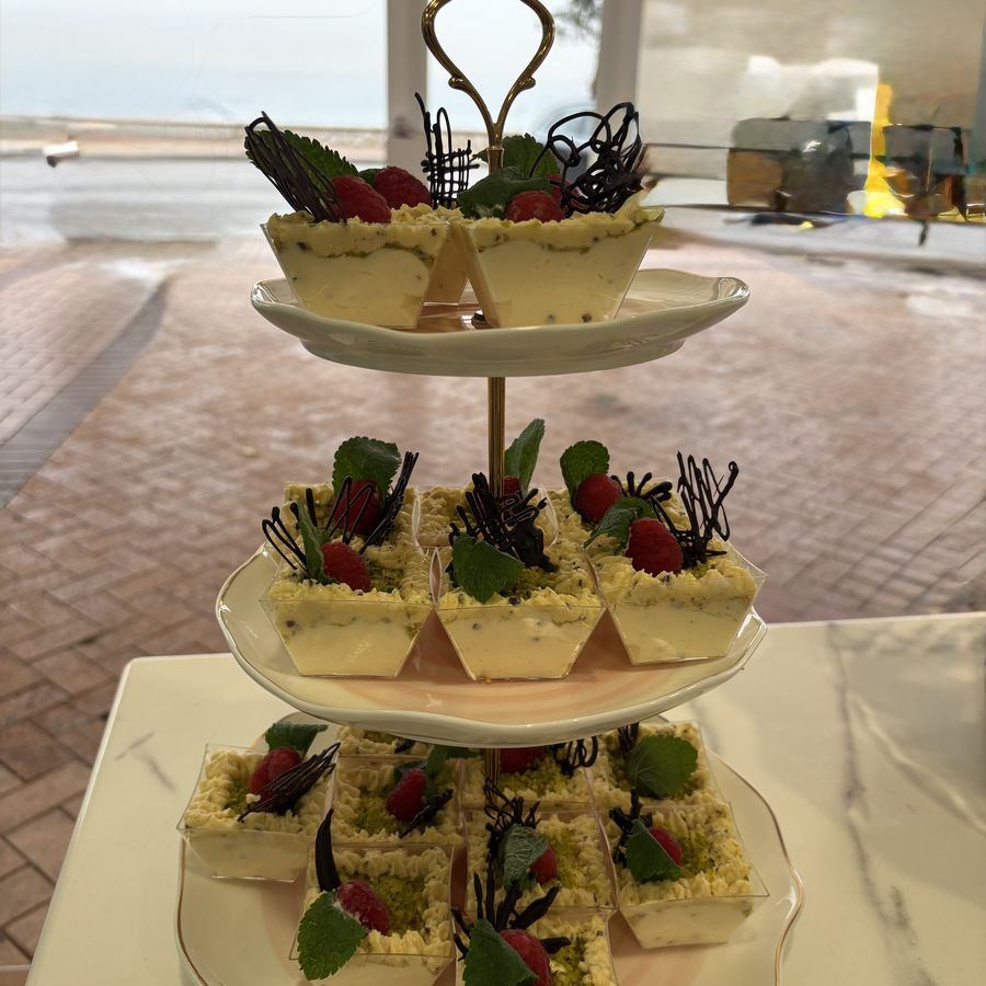 Eine Etagere mit Canapés und Gebäck auf der Terrasse.