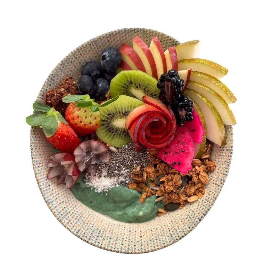 Green-Ocean-Smoothie-Bowl mit Spirulina, Mango, Banane und Granola.