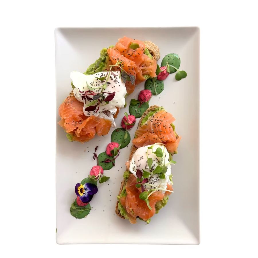 So-fish-ticated: pochierte Eier, zerdrückte Avocado und Lachs auf Sauerteigbrot.