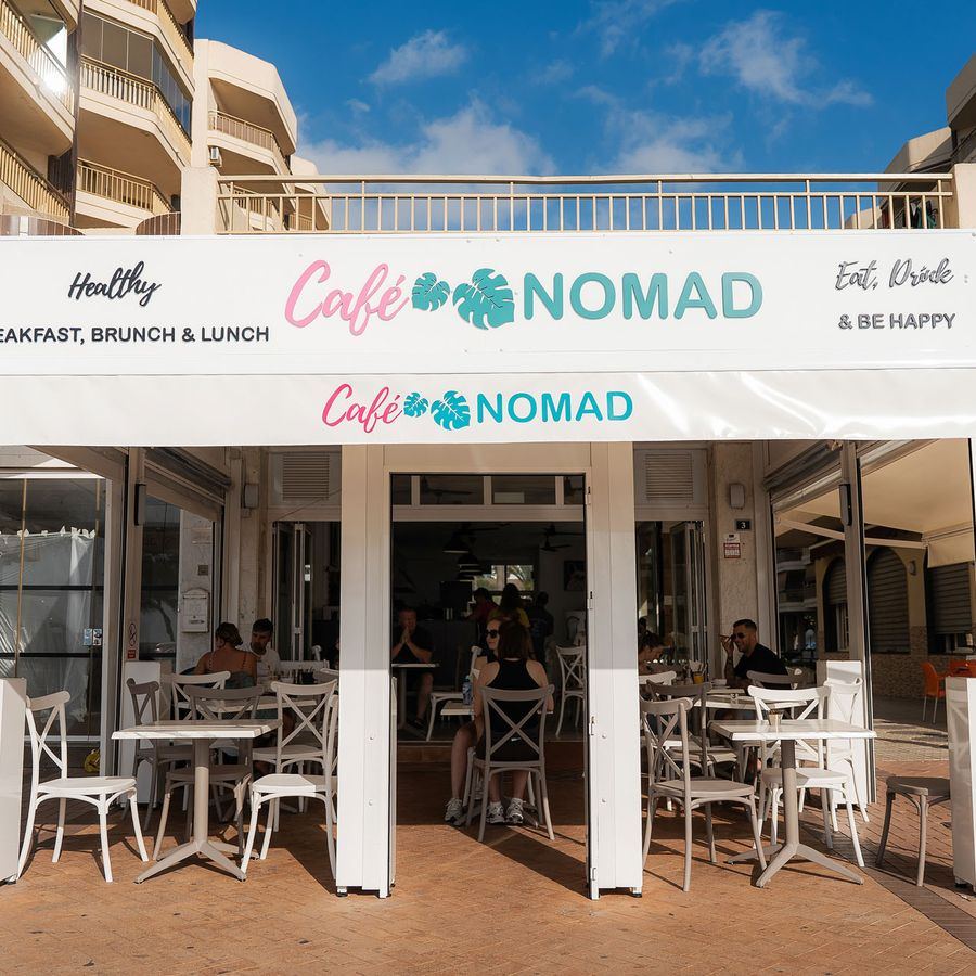 Die Terrasse des Café Nomad an der Promenade von Fuengirola.